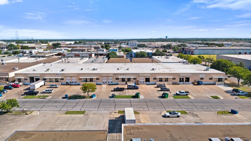 3313-3327 Garden Brook Dr, Farmers Branch, TX à louer - Photo principale – Image 2 sur 13
