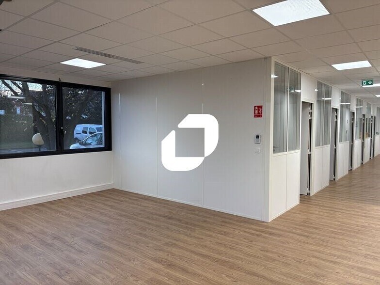 23 Rue Maryse Bastié, Bron à louer - Photo de l’immeuble – Image 2 sur 10