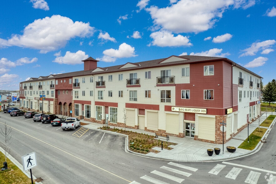 1010 Railway St, Crossfield, AB à louer - Photo de l’immeuble – Image 2 sur 13