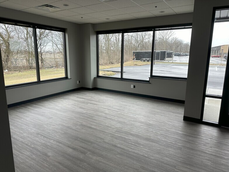 103 E Kam Dr, Pittsboro, IN à louer - Photo de l’immeuble – Image 3 sur 8