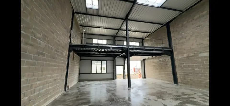 Local d'activités dans Nangis à vendre - Photo de l’immeuble – Image 1 sur 8