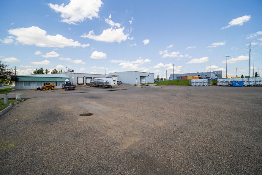 9750 35th Ave NW, Edmonton, AB à louer - Photo de l’immeuble – Image 2 sur 15