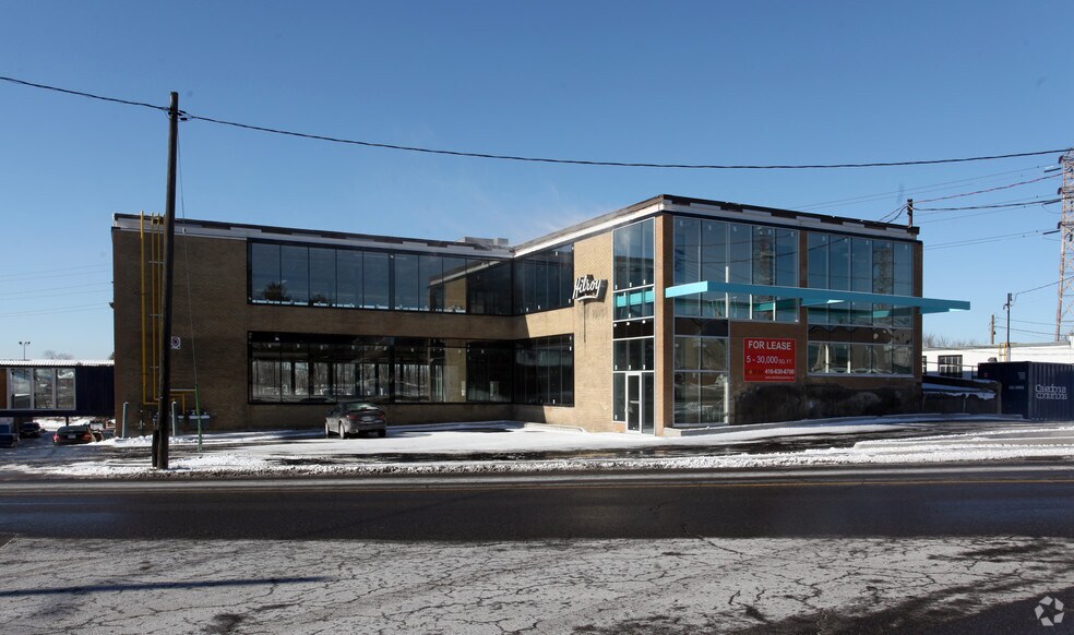 670 Caledonia Rd, Toronto, ON à louer - Photo de l’immeuble – Image 1 sur 4