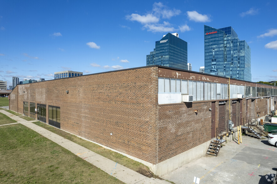 288 Consumers Rd, Toronto, ON à vendre - Photo de l’immeuble – Image 3 sur 6