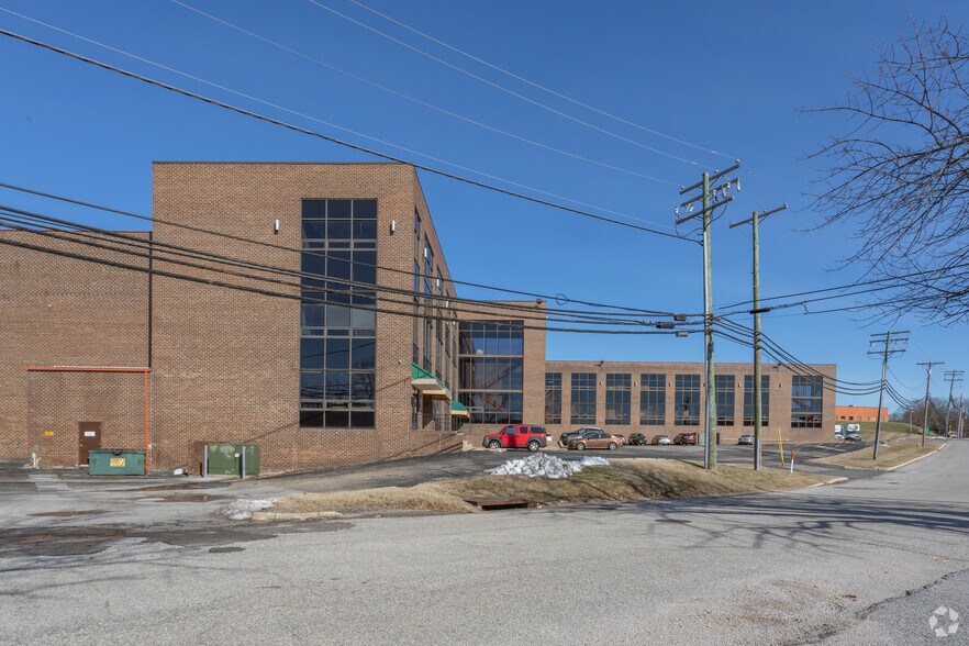 1-208 Azar Ct, Arbutus, MD à louer - Photo de l’immeuble – Image 2 sur 16