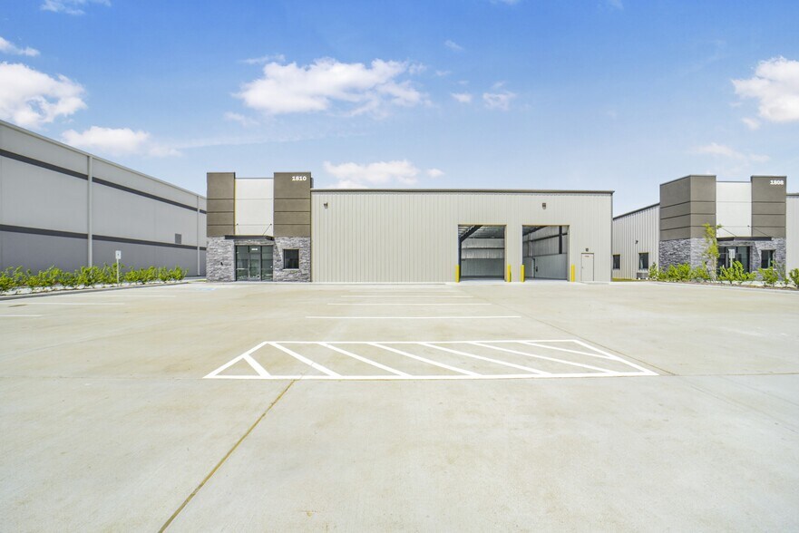 1800 Meadow Edge Ln, Spring, TX à louer - Photo de l’immeuble – Image 2 sur 32