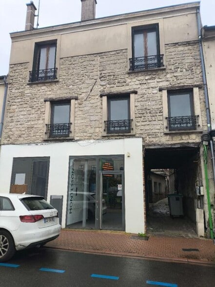 Local commercial dans Montesson à louer - Photo de l’immeuble – Image 1 sur 12