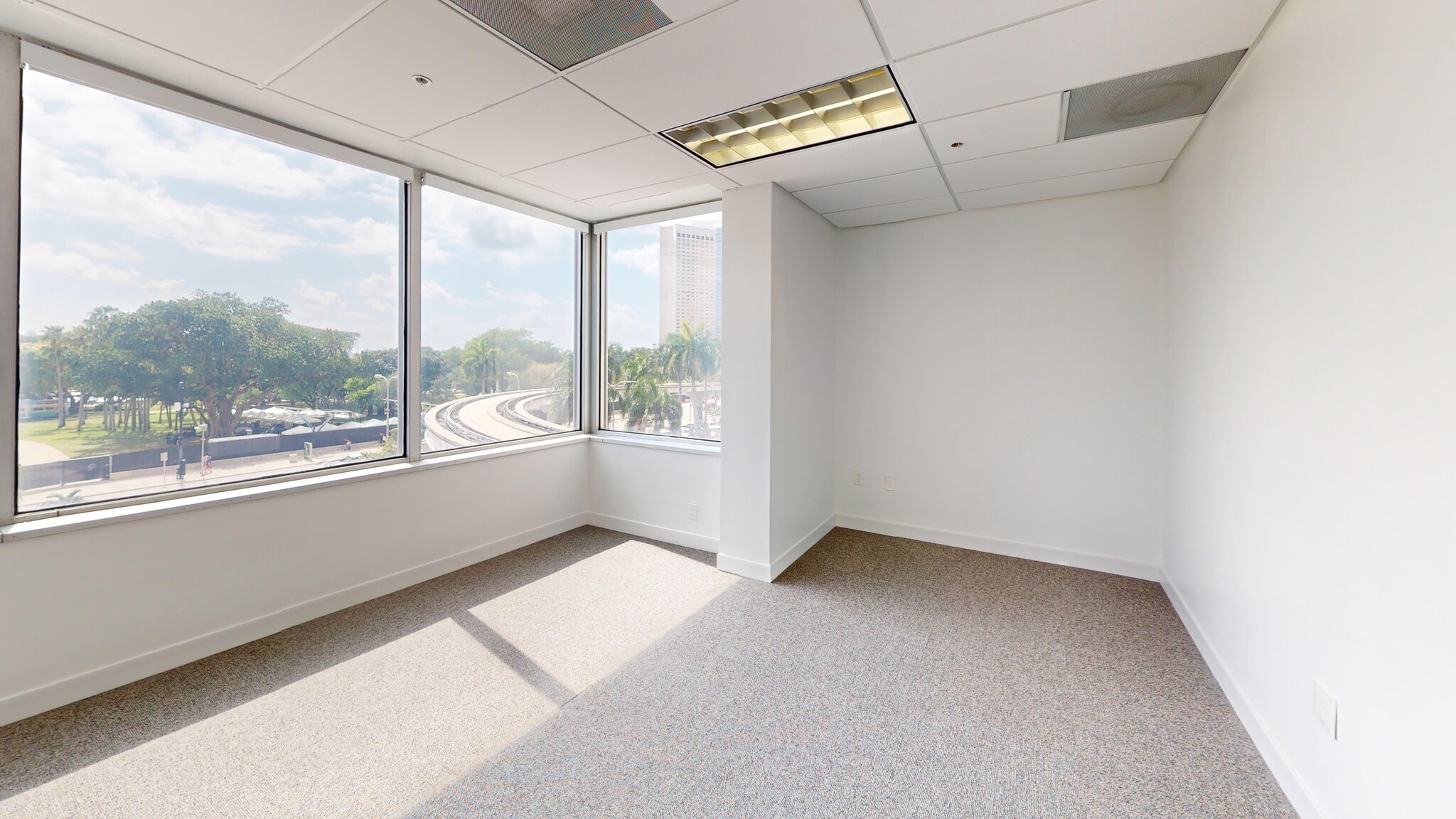 100 N Biscayne Blvd, Miami, FL à louer Photo de l’immeuble– Image 1 sur 7