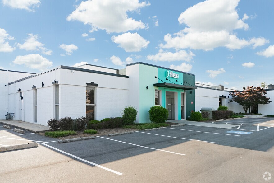900 Pressley Rd, Charlotte, NC à louer - Photo principale – Image 1 sur 25