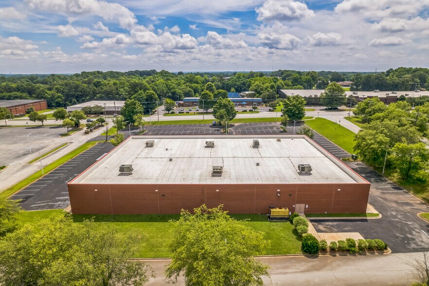 2080 Brentwood St, High Point, NC à louer - Photo de l’immeuble – Image 3 sur 41