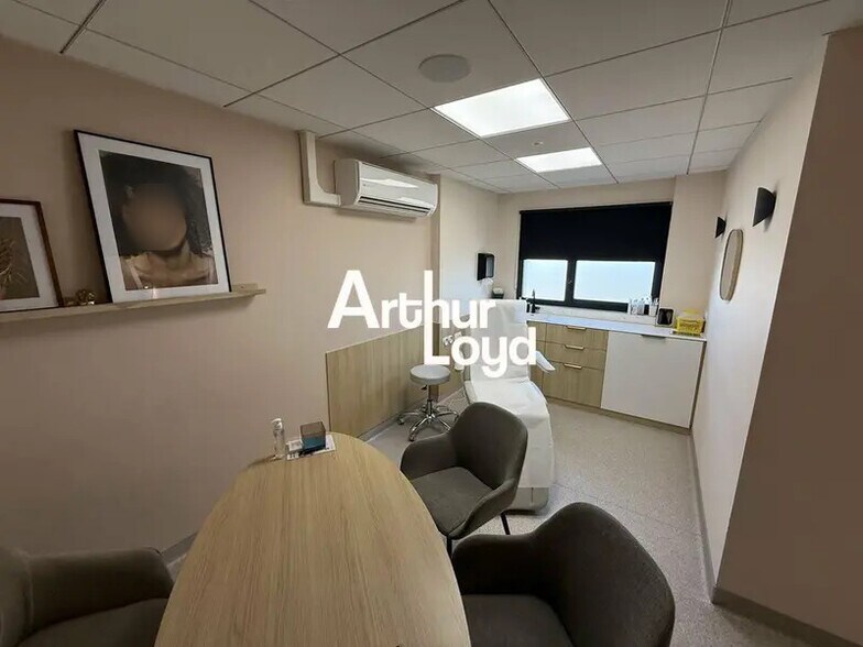 Bureau dans Puget-sur-Argens à louer - Photo de l’immeuble – Image 3 sur 5