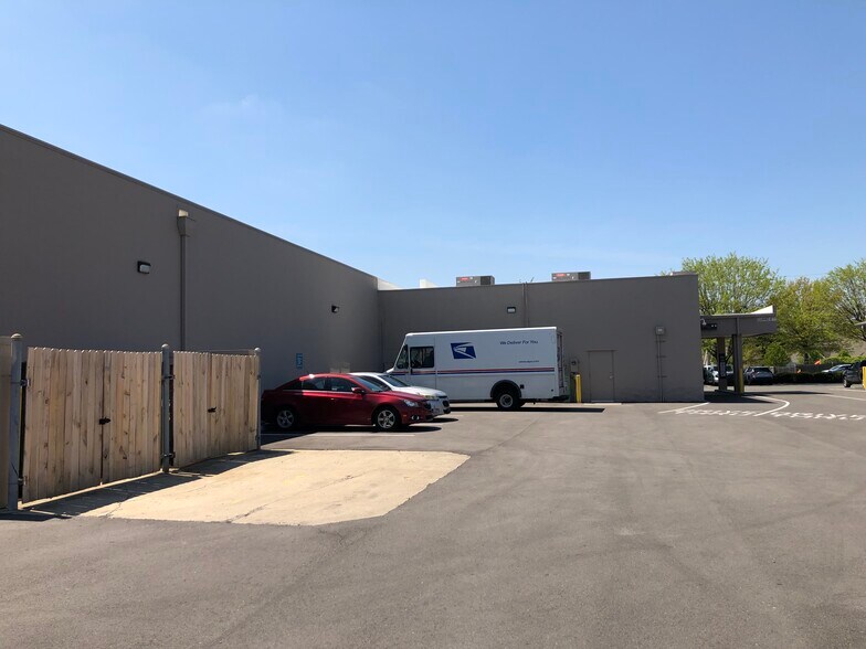 7915 S Emerson Ave, Indianapolis, IN à louer - Photo de l’immeuble – Image 3 sur 11