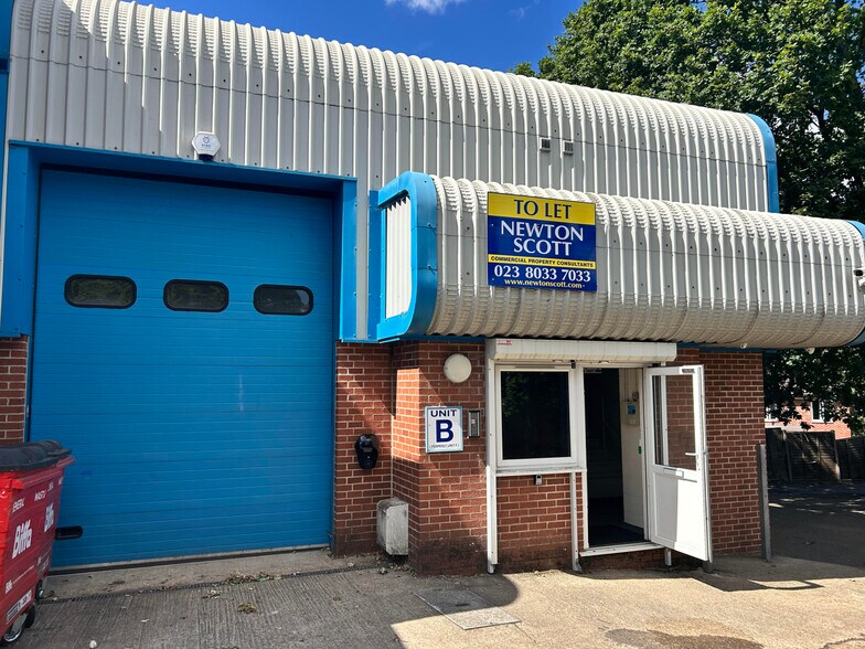 1 School Ln, Eastleigh à louer - Photo de l’immeuble – Image 1 sur 1