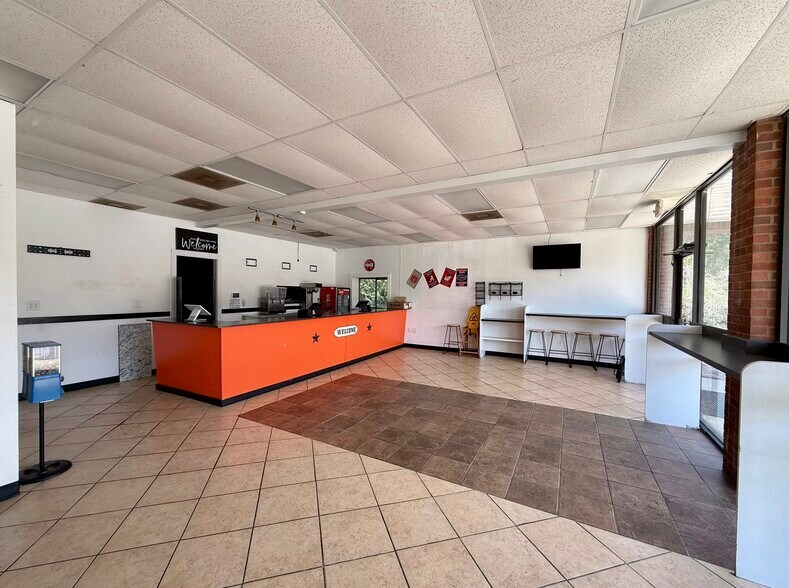 1625 E University Dr, Auburn, AL à louer - Photo de l’immeuble – Image 2 sur 7
