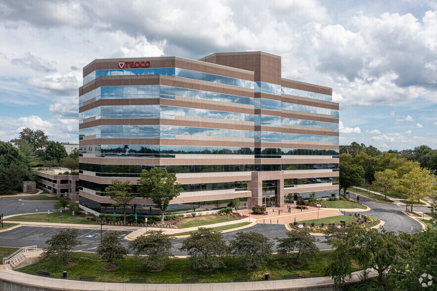 12150 Monument Dr, Fairfax, VA à louer - Photo de l’immeuble – Image 1 sur 18
