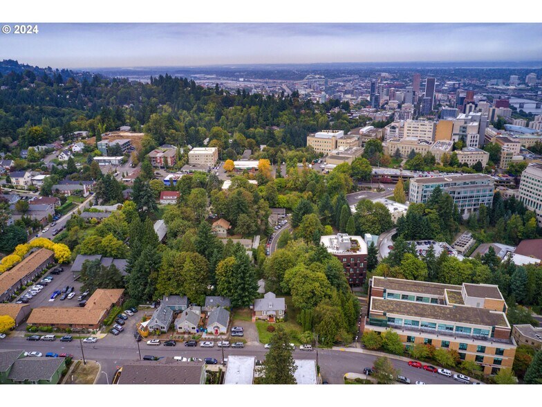 909 SW Gaines St, Portland, OR à vendre - Photo de l’immeuble – Image 3 sur 15