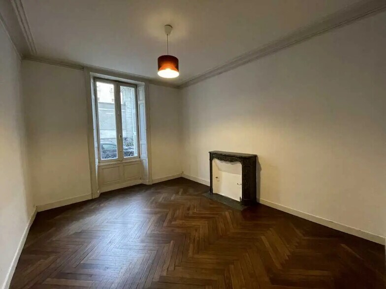 15 Rue Du Roi Albert, Nantes à louer - Photo de l’immeuble – Image 2 sur 7