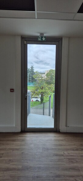 Bureau dans Bron à louer - Photo de l’immeuble – Image 3 sur 4
