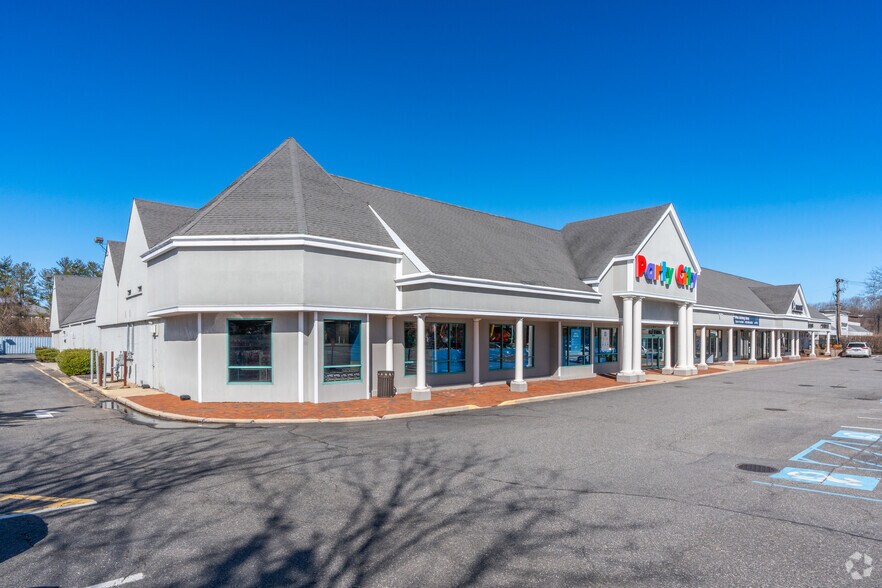 8063 Jericho Tpke, Woodbury, NY à louer - Photo principale – Image 1 sur 7