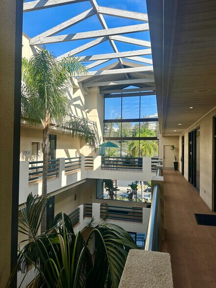 5755 Oberlin Dr, San Diego, CA à louer - Photo de l’immeuble – Image 3 sur 7