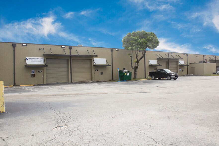 7208-7224 NW 25th St, Miami, FL à louer - Photo de l’immeuble – Image 2 sur 5