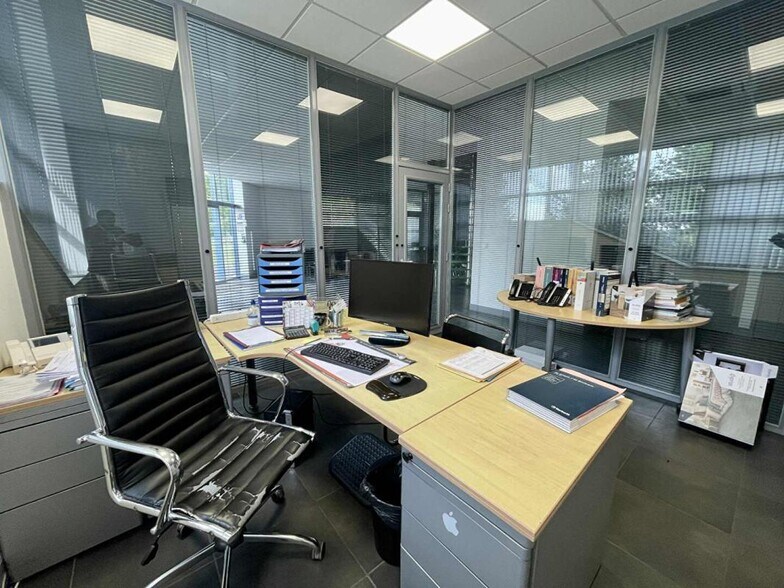 Bureau dans Verneuil En Halatte à louer - Photo de l’immeuble – Image 1 sur 6