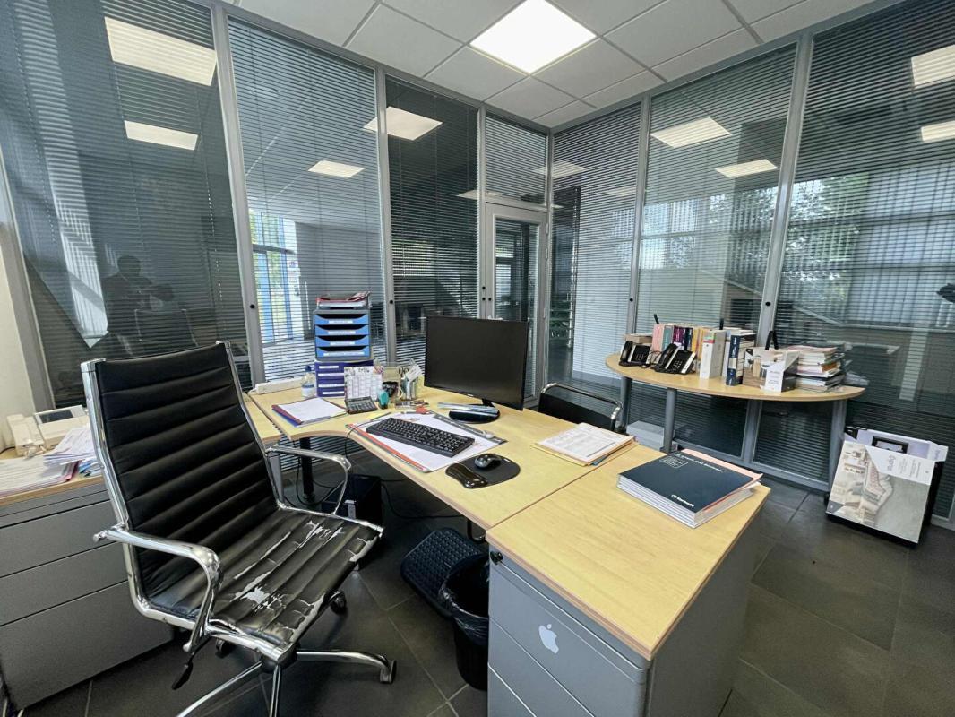 Bureau dans Verneuil En Halatte à louer Photo de l’immeuble– Image 1 sur 7