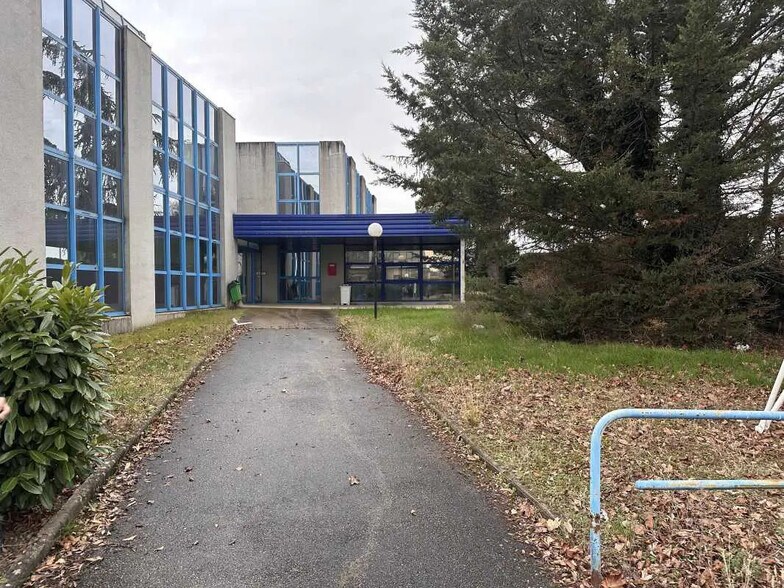 Local d’activités dans CIVRIEUX-D'AZERGUES à louer - Photo de l’immeuble – Image 1 sur 13