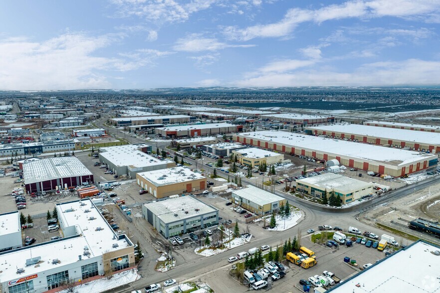 4351 104th Ave SE, Calgary, AB à vendre - Aérien – Image 3 sur 14