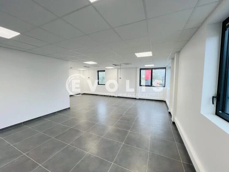 Local d’activités dans Limeil-Brévannes à louer - Photo de l’immeuble – Image 2 sur 14