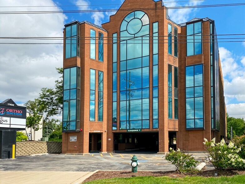 17W240 22nd St, Oakbrook Terrace, IL à louer - Photo de l’immeuble – Image 2 sur 13