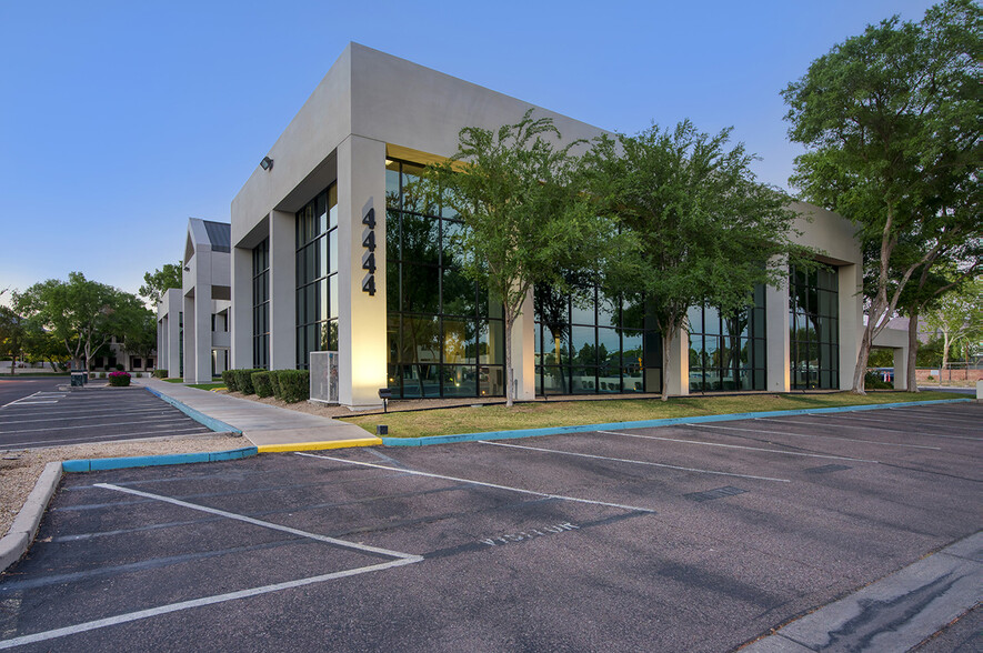 4444 N 32nd St, Phoenix, AZ à louer - Photo de l’immeuble – Image 2 sur 13