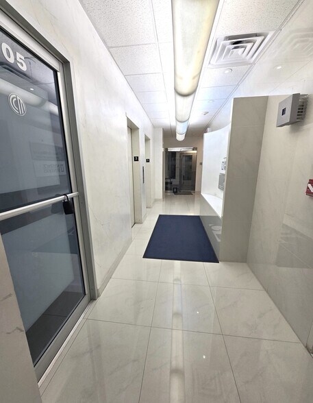 31-19 Newtown Ave, Astoria, NY à louer - Photo de l’immeuble – Image 3 sur 16