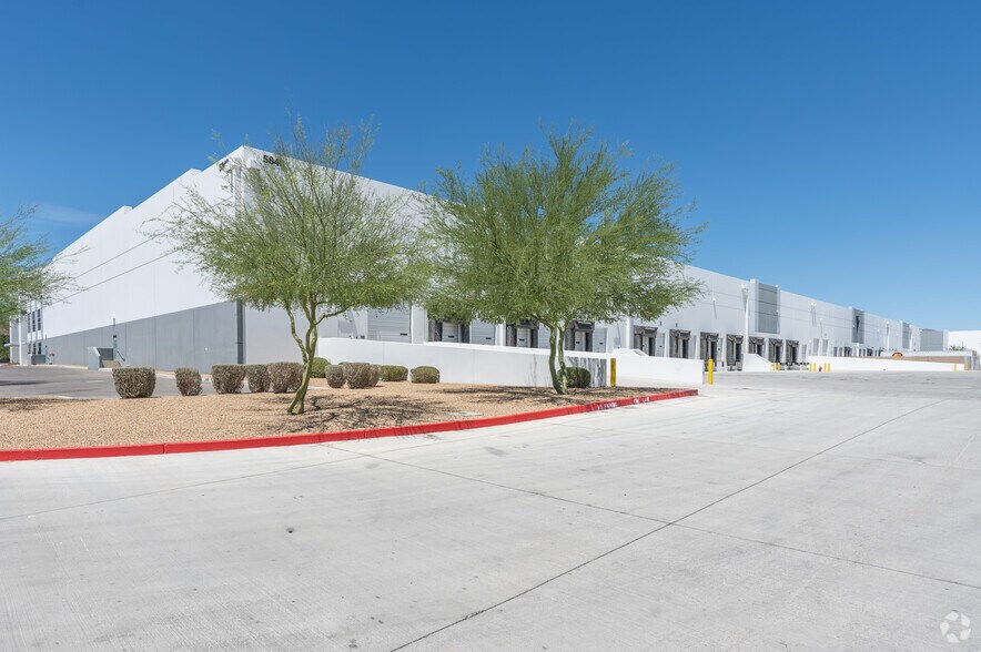 5840 Donovan Way, Las Vegas, NV à louer - Photo de l’immeuble – Image 2 sur 16