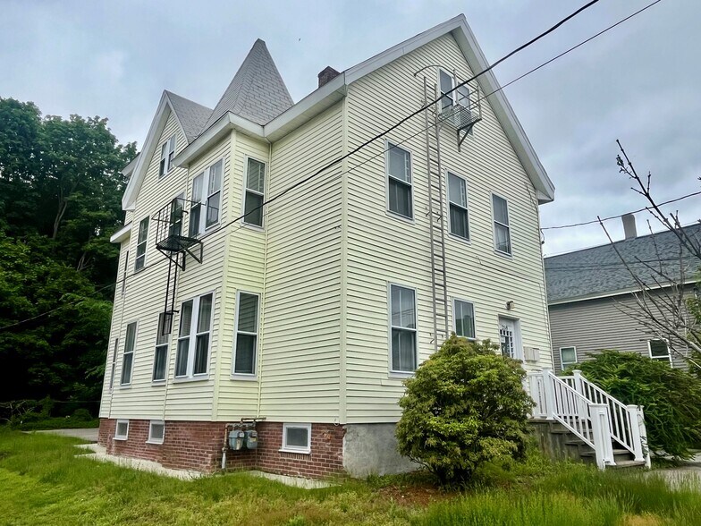 258 Chestnut St, North Attleboro, MA à vendre - Photo de l’immeuble – Image 2 sur 6