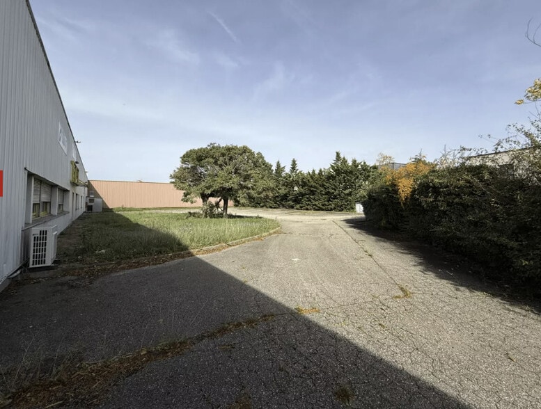 Local d’activités dans Bron à louer - Photo de l’immeuble – Image 3 sur 5