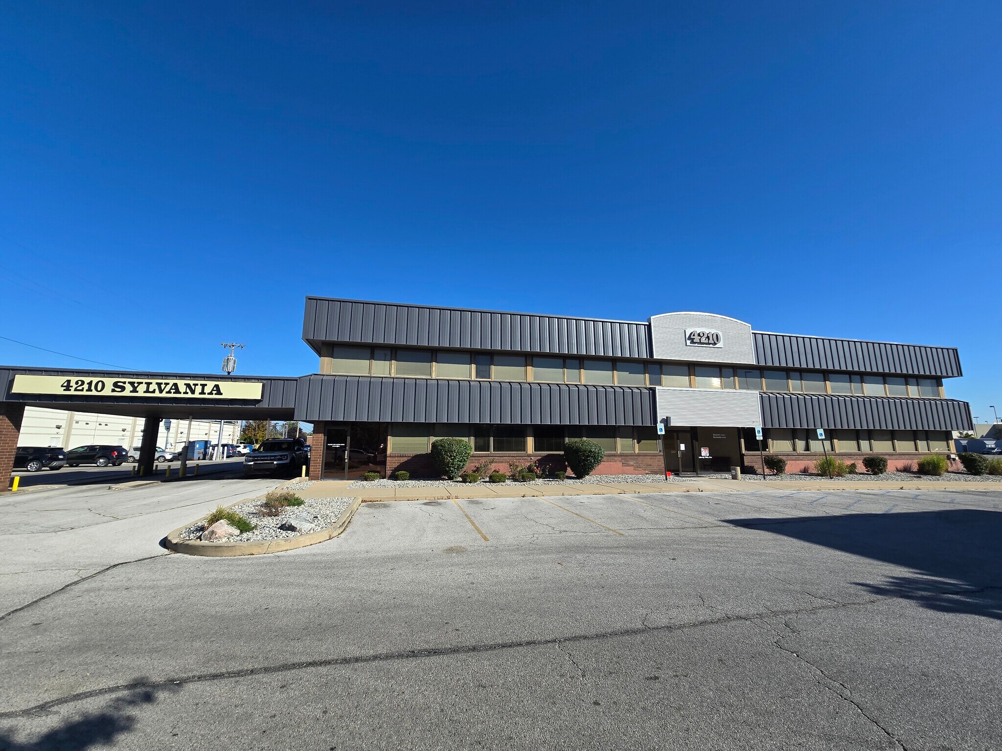 4210 Sylvania Ave, Toledo, OH à louer Photo de l’immeuble– Image 1 sur 8