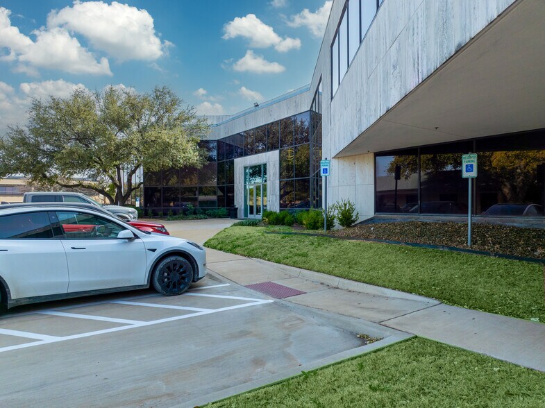 16800 N Dallas Pky, Dallas, TX à louer - Photo de l’immeuble – Image 3 sur 14