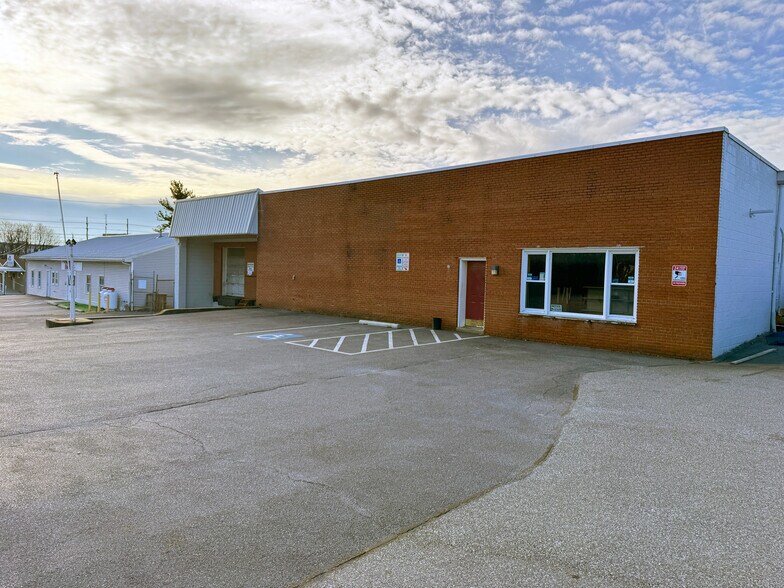 18043 W Oak Ridge Dr, Hagerstown, MD à louer - Photo de l’immeuble – Image 2 sur 3