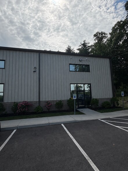Unit 4 & 5 50 Old Tyng Rd, Tyngsborough, MA à vendre - Photo de l’immeuble – Image 1 sur 16