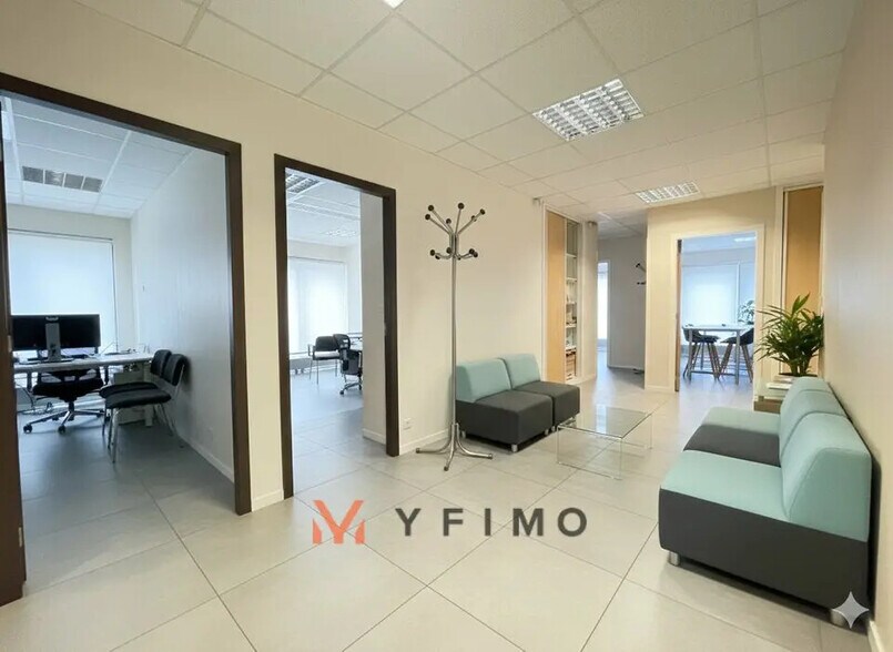 Bureau dans Mantes-la-Jolie à vendre - Photo de l’immeuble – Image 3 sur 8