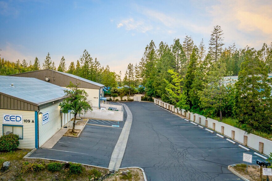 109 Spring Hill Dr, Grass Valley, CA à vendre - Photo de l’immeuble – Image 2 sur 49