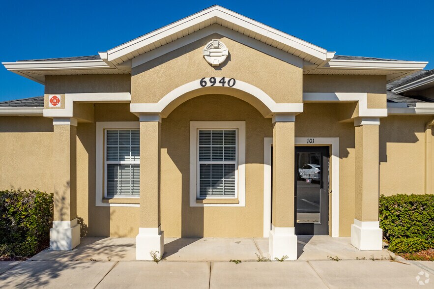 6940 W Linebaugh Ave, Tampa, FL à louer - Photo de l’immeuble – Image 3 sur 7