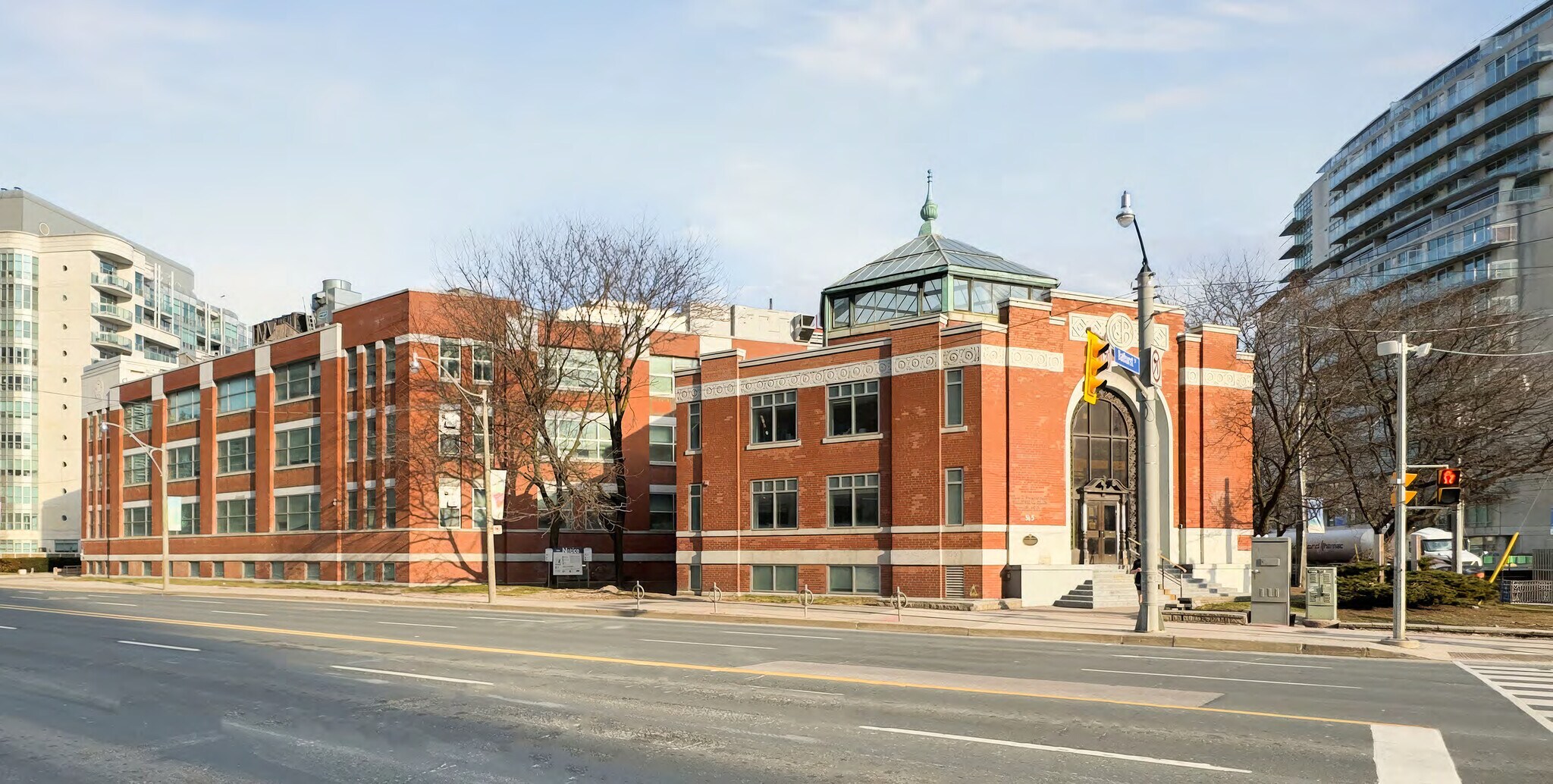 545 Lake Shore Blvd W, Toronto, ON à vendre Photo de l’immeuble– Image 1 sur 6