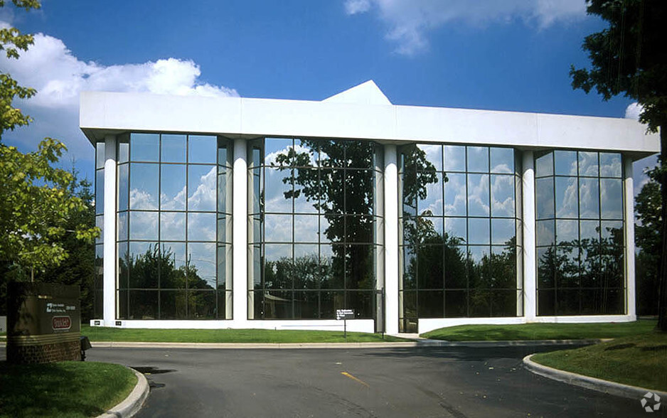 31500 Northwestern Hwy, Farmington Hills, MI à louer - Photo de l’immeuble – Image 2 sur 18