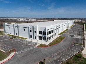 1600 E McCarty Ln, San Marcos, TX à louer Photo de l’immeuble– Image 1 sur 7