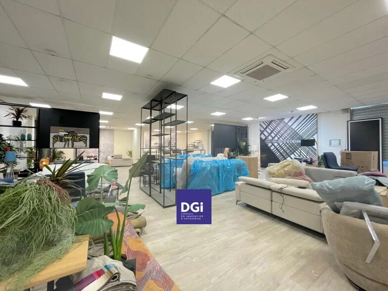 Local d’activités dans Nîmes à louer - Photo de l’immeuble – Image 1 sur 4