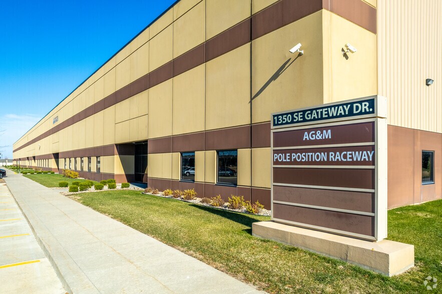 1350 SE Gateway Dr, Grimes, IA à louer - Photo de l’immeuble – Image 3 sur 7