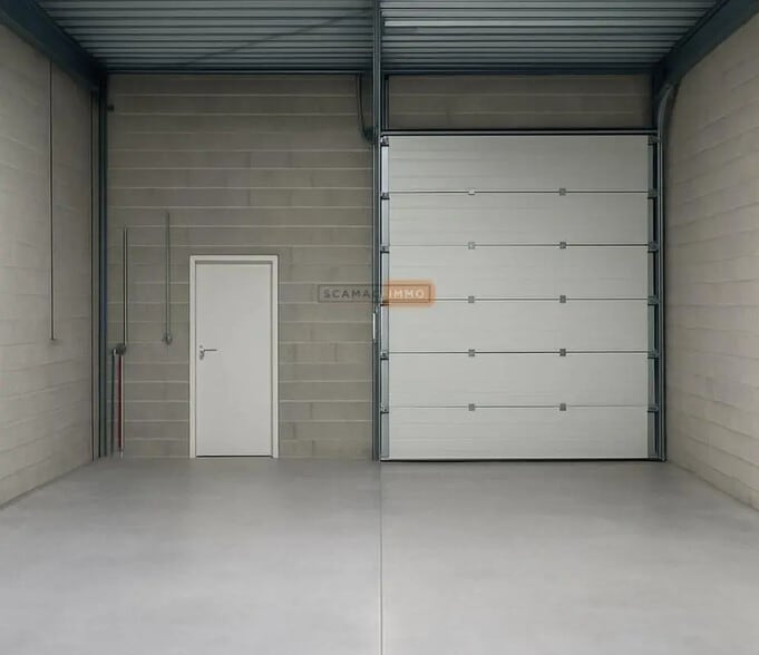 Industriel/Logistique dans Fréjus à louer - Photo de l’immeuble – Image 2 sur 4