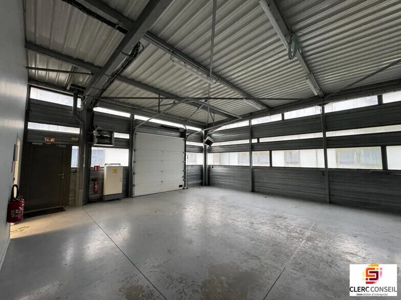 Local d’activités dans Saint-Étienne-du-Rouvray à louer - Photo de l’immeuble – Image 1 sur 15